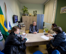 A Ouvidoria da Secretaria de Estado da Educação está mais próxima das escolas da rede estadual de ensino. Nesta quinta-feira (12), a equipe da Ouvidoria iniciou uma série de visitas às escolas estaduais de Curitiba, para conhecer de perto as realidades vivenciadas pelas unidades e trocar experiências com os gestores, agilizando os atendimentos assim à comunidade escolar.