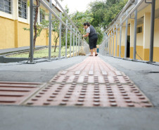 As 2,1 mil escolas da rede pública estadual já podem movimentar, nesta segunda-feira (16), a terceira cota consumo de recursos transferidos pelo Governo do Estado por meio do Programa Fundo Rotativo. A cota consumo, no valor de R$ 3,9 milhões, é destinada à aquisição de material de expediente, limpeza e itens esportivos, por exemplo.