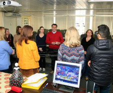 A Secretaria de Estado da Educação iniciou nessa segunda-feira (16), em Curitiba, a formação da primeira equipe multidisciplinar para debater e reforçar os estudos das relações étnicas raciais, história e cultura dos povos de origem afro-brasileiro e indígena. A capacitação é destinada aos funcionários da Secretaria e terá duração de 40 horas, divididas em oito encontros.