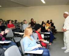 A Secretaria de Estado da Educação iniciou nessa segunda-feira (16), em Curitiba, a formação da primeira equipe multidisciplinar para debater e reforçar os estudos das relações étnicas raciais, história e cultura dos povos de origem afro-brasileiro e indígena. A capacitação é destinada aos funcionários da Secretaria e terá duração de 40 horas, divididas em oito encontros.