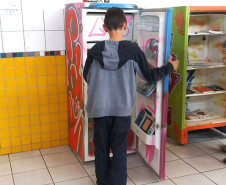 Os estudantes do Colégio Estadual Padre Carmelo Perrone, em Cascavel, no Oeste do Paraná, ganharam no início deste mês um incentivo diferente para ler mais. É a Geloteca, biblioteca itinerante criada com geladeiras e livros doados pela comunidade escolar e espalhada pelos corredores do colégio. Além de incentivar o hábito de ler, a iniciativa contribui para a formação cidadã dos alunos.