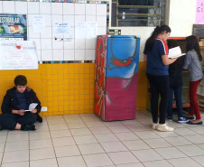 Os estudantes do Colégio Estadual Padre Carmelo Perrone, em Cascavel, no Oeste do Paraná, ganharam no início deste mês um incentivo diferente para ler mais. É a Geloteca, biblioteca itinerante criada com geladeiras e livros doados pela comunidade escolar e espalhada pelos corredores do colégio. Além de incentivar o hábito de ler, a iniciativa contribui para a formação cidadã dos alunos.