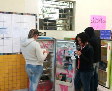 Os estudantes do Colégio Estadual Padre Carmelo Perrone, em Cascavel, no Oeste do Paraná, ganharam no início deste mês um incentivo diferente para ler mais. É a Geloteca, biblioteca itinerante criada com geladeiras e livros doados pela comunidade escolar e espalhada pelos corredores do colégio. Além de incentivar o hábito de ler, a iniciativa contribui para a formação cidadã dos alunos.