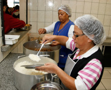 As 2.100 escolas da rede estadual de ensino já receberam aproximadamente três mil toneladas de alimentos destinados à merenda escolar desde o início do ano letivo, em fevereiro. São cerca de 50 itens de alimentos não perecíveis, carnes bovina, filé de peixe e almôndegas. Somente em Maringá e região foram entregues 143 toneladas.