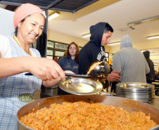 As 2.100 escolas da rede estadual de ensino já receberam aproximadamente três mil toneladas de alimentos destinados à merenda escolar desde o início do ano letivo, em fevereiro. São cerca de 50 itens de alimentos não perecíveis, carnes bovina, filé de peixe e almôndegas. Somente em Maringá e região foram entregues 143 toneladas.