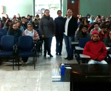 Professores Adriane Eleutério Souza, Karoline Brito Veiga e João Carlos Souza do NRE Guarapuava, nas atividades do Momento Enem em escolas estaduais da região.