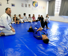 Cinco vezes por semana, os estudantes do Colégio Estadual São Pedro Apóstolo, no bairro Xaxim, em Curitiba, trocam a sala de aula pelo tatame para participar das aulas de jiu-jitsu oferecidas pela escola em parceria com professores voluntários. O objetivo é disponibilizar aos alunos atividades diferenciadas no turno complementar e que contribuam para a prática esportiva, o comportamento e o rendimento escolar.