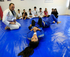 Cinco vezes por semana, os estudantes do Colégio Estadual São Pedro Apóstolo, no bairro Xaxim, em Curitiba, trocam a sala de aula pelo tatame para participar das aulas de jiu-jitsu oferecidas pela escola em parceria com professores voluntários. O objetivo é disponibilizar aos alunos atividades diferenciadas no turno complementar e que contribuam para a prática esportiva, o comportamento e o rendimento escolar.