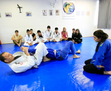 Cinco vezes por semana, os estudantes do Colégio Estadual São Pedro Apóstolo, no bairro Xaxim, em Curitiba, trocam a sala de aula pelo tatame para participar das aulas de jiu-jitsu oferecidas pela escola em parceria com professores voluntários. O objetivo é disponibilizar aos alunos atividades diferenciadas no turno complementar e que contribuam para a prática esportiva, o comportamento e o rendimento escolar.