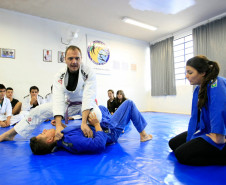 Cinco vezes por semana, os estudantes do Colégio Estadual São Pedro Apóstolo, no bairro Xaxim, em Curitiba, trocam a sala de aula pelo tatame para participar das aulas de jiu-jitsu oferecidas pela escola em parceria com professores voluntários. O objetivo é disponibilizar aos alunos atividades diferenciadas no turno complementar e que contribuam para a prática esportiva, o comportamento e o rendimento escolar.