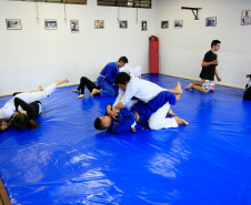 Cinco vezes por semana, os estudantes do Colégio Estadual São Pedro Apóstolo, no bairro Xaxim, em Curitiba, trocam a sala de aula pelo tatame para participar das aulas de jiu-jitsu oferecidas pela escola em parceria com professores voluntários. O objetivo é disponibilizar aos alunos atividades diferenciadas no turno complementar e que contribuam para a prática esportiva, o comportamento e o rendimento escolar.