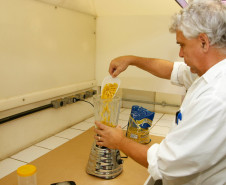 Qualidade da merenda é testada nos laboratórios do Tecpar.