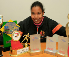 Raira fez parte da seleção paranaense de atletismo paraolímpico por três anos consecutivos (entre 2013 e 2015) e já participou de várias competições de atletismo. O bom desempenho e o exemplo de superação rendeu à estudante uma homenagem de mérito esportivo pela Câmara de Curitiba e a indicação para conduzir o fogo olímpico. “Estou tranquila para o dia do revezamento, vai ser uma experiência legal”, diz a aluna, que ensaia em casa todos os dias com a ajuda da mãe, Regiane Rodrigues.