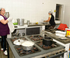 Merendeiras de escola estadual.