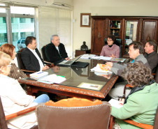 Projeto piloto da Coordenadoria de Apoio Financeiro à Rede Escolar (CAF) da Secretaria de Estado da Educação do Paraná busca aliar a gestão eficiente dos recursos das escolas ao fomento da economia local das cidades do Paraná.

O projeto “Escola também compra”, que será iniciado em Guarapuava, foi apresentado à secretária de Estado da Educação, professora Ana Seres, pelo chefe da CAF, Manoel José Vicente.
