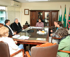 Projeto piloto da Coordenadoria de Apoio Financeiro à Rede Escolar (CAF) da Secretaria de Estado da Educação do Paraná busca aliar a gestão eficiente dos recursos das escolas ao fomento da economia local das cidades do Paraná.

O projeto “Escola também compra”, que será iniciado em Guarapuava, foi apresentado à secretária de Estado da Educação, professora Ana Seres, pelo chefe da CAF, Manoel José Vicente.