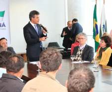 O governador Beto Richa assinou nesta quarta-feira (25) a homologação de contratos da Secretaria de Estado da Educação com 44 cooperativas que fornecerão produtos para a merenda escolar, como frutas, legumes, verduras e hortaliças. No Paraná, 51% dos alimentos que compõem a merenda escolar são provenientes da agricultura familiar, sendo grande parte de produtos orgânicos.