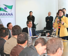 O governador Beto Richa assinou nesta quarta-feira (25) a homologação de contratos da Secretaria de Estado da Educação com 44 cooperativas que fornecerão produtos para a merenda escolar, como frutas, legumes, verduras e hortaliças. No Paraná, 51% dos alimentos que compõem a merenda escolar são provenientes da agricultura familiar, sendo grande parte de produtos orgânicos.