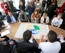 Antes do encontro com o governador os estudantes tiveram reunião com o chefe da Casa Civil, Valdir Rossoni, e a secretária da Educação, Ana Seres na Casa Civil, quando firmaram um acordo para que não haja novas ocupações de escolas. Também participaram desta reunião os deputados estaduais Hussein Bakri e Professor Lemos, que integram a Comissão de Educação da Assembleia Legislativa.