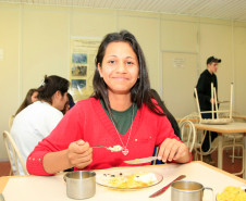 São servidas seis refeições diárias para os alunos que moram na escola. “Todo dia tem bastante variedade, saladas, arroz, feijão, carnes, cereais. Achei muito bom acrescentar o ovo porque permite variar ainda mais”, disse Kathyn Lima Stal, 14 anos, matriculada no 1° ano do curso de Agropecuária.