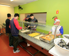 O cardápio da merenda servida diariamente para um milhão de alunos das escolas estaduais foi reforçado com a inclusão de ovos nas receitas. O Governo do Estado entregou mais de 1,4 milhão de dúzias de ovos às escolas e também receituários produzidos por nutricionistas da Secretaria de Estado da Educação para auxiliar os cozinheiros na elaboração dos pratos. Na foto, merenda no Centro Estadual de Educação Profissional (CEEP) Newton Freire Maia, em Pinhais, na Região Metropolitana de Curitiba.