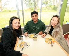O cardápio da merenda servida diariamente para um milhão de alunos das escolas estaduais foi reforçado com a inclusão de ovos nas receitas. O Governo do Estado entregou mais de 1,4 milhão de dúzias de ovos às escolas e também receituários produzidos por nutricionistas da Secretaria de Estado da Educação para auxiliar os cozinheiros na elaboração dos pratos. Na foto, merenda no Centro Estadual de Educação Profissional (CEEP) Newton Freire Maia, em Pinhais, na Região Metropolitana de Curitiba.