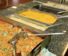 O cardápio da merenda servida diariamente para um milhão de alunos das escolas estaduais foi reforçado com a inclusão de ovos nas receitas. O Governo do Estado entregou mais de 1,4 milhão de dúzias de ovos às escolas e também receituários produzidos por nutricionistas da Secretaria de Estado da Educação para auxiliar os cozinheiros na elaboração dos pratos. Na foto, merenda no Centro Estadual de Educação Profissional (CEEP) Newton Freire Maia, em Pinhais, na Região Metropolitana de Curitiba.