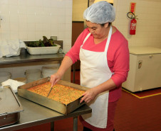 O cardápio da merenda servida diariamente para um milhão de alunos das escolas estaduais foi reforçado com a inclusão de ovos nas receitas. O Governo do Estado entregou mais de 1,4 milhão de dúzias de ovos às escolas e também receituários produzidos por nutricionistas da Secretaria de Estado da Educação para auxiliar os cozinheiros na elaboração dos pratos. Na foto, merenda no Centro Estadual de Educação Profissional (CEEP) Newton Freire Maia, em Pinhais, na Região Metropolitana de Curitiba.