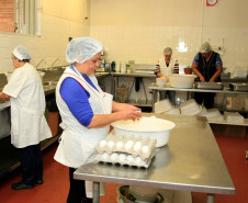 O cardápio da merenda servida diariamente para um milhão de alunos das escolas estaduais foi reforçado com a inclusão de ovos nas receitas. O Governo do Estado entregou mais de 1,4 milhão de dúzias de ovos às escolas e também receituários produzidos por nutricionistas da Secretaria de Estado da Educação para auxiliar os cozinheiros na elaboração dos pratos. Na foto, merenda no Centro Estadual de Educação Profissional (CEEP) Newton Freire Maia, em Pinhais, na Região Metropolitana de Curitiba.