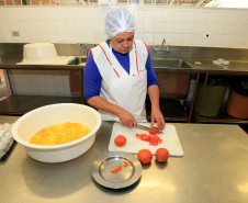 Para a cozinheira Cleusa Almeida Souza, os ovos contribuem para manter a variedade dos pratos servidos diariamente aos 147 alunos que estudam em regime de internato no Centro Estadual de Educação Profissional (CEEP) Newton Freire Maia, em Pinhais, na Região Metropolitana de Curitiba. “São adolescentes com bastante energia que precisam de uma alimentação variada e reforçada. Por isso pensamos sempre em alimentos mais nutritivos”, disse Cleusa, que trabalha no CEEP há quatro anos.