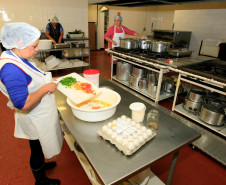 Para a cozinheira Cleusa Almeida Souza, os ovos contribuem para manter a variedade dos pratos servidos diariamente aos 147 alunos que estudam em regime de internato no Centro Estadual de Educação Profissional (CEEP) Newton Freire Maia, em Pinhais, na Região Metropolitana de Curitiba. “São adolescentes com bastante energia que precisam de uma alimentação variada e reforçada. Por isso pensamos sempre em alimentos mais nutritivos”, disse Cleusa, que trabalha no CEEP há quatro anos.