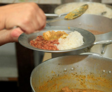 As escolas da rede estadual de ensino começaram a receber nesta semana cerca de 340 toneladas de carnes congeladas para a merenda escolar