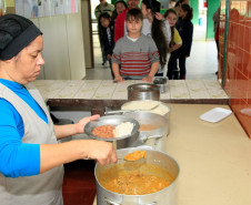 As escolas da rede estadual de ensino começaram a receber nesta semana cerca de 340 toneladas de carnes congeladas para a merenda escolar