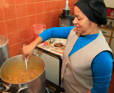 São muitas as possibilidades de preparo da merenda a profissionais como a cozinheira Rita de Cássia de Paula, da Escola Estadual Nossa Senhora da Salete, em Curitiba
