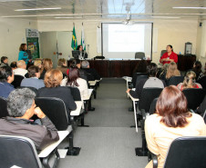 Os ouvidores dos 32 Núcleos Regionais de Educação do Paraná participaram, nesta quinta-feira (2), em Curitiba, de reunião técnica para orientação das atividades realizadas pela Ouvidoria. A capacitação aborda temas que vão permitir uma maior agilidade no atendimento dos processos para garantir a melhoria dos serviços prestados pelo departamento à sociedade.