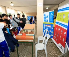 A mostra ambiental do Colégio Estadual do Paraná, realizada nesta quarta-feira (1º), em Curitiba, marcou com uma série de atividades em alusão ao Dia Mundial do Meio Ambiente, celebrado no próximo dia 5 de junho. O evento envolveu os cerca de cinco mil estudantes e professores e foi aberto à comunidade escolar. O objetivo foi fomentar discussões em torno do tema, com foco nas soluções e na sustentabilidade. 