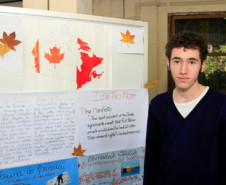 Os alunos pesquisaram sobre os problemas ambientais de diversos países e as propostas para solucionar essas questões. Na foto o aluno do 3º ano do ensino médio, Roberto de Oliveira. “É importante colocar em prática o que se está estudando. E quando apresentamos, ainda aprendemos ao ensinar o que fizemos aos outros”, disse.