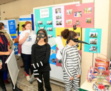 A Escola Estadual Nossa Senhora da Salete, em Curitiba, foi convidada para mostrar o projeto ambiental realizado há mais de cinco anos. “Já realizamos inúmeras atividades com o objetivo de conscientizar os alunos sobre meio ambiente e cidadania. Sempre com o apoio da gestão da escola e com a participação das famílias”, comentou a professora de Ciências, Angélica Pessoa (priemira à esquerda).