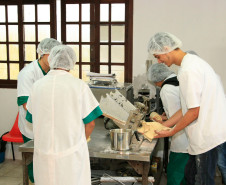 O Governo do Paraná depositou nesta quinta-feira (2) cerca de R$ 8 milhões na conta das escolas estaduais para que elas comprem material de expediente, limpeza e itens esportivos, entre outros, e também possam fazer pequenos reparos, pinturas e manutenção dos prédios