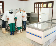 O Governo do Paraná depositou nesta quinta-feira (2) cerca de R$ 8 milhões na conta das escolas estaduais para que elas comprem material de expediente, limpeza e itens esportivos, entre outros, e também possam fazer pequenos reparos, pinturas e manutenção dos prédios