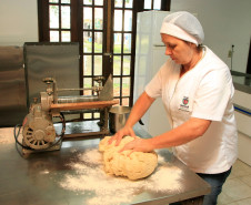 A reforma ainda facilitou o trabalho da coordenadora das atividades, Bernadete Picussa Mascarello, que é técnica em alimentação escolar. “Usávamos um espaço improvisado que limitava as atividades. Com o laboratório fica mais fácil para colocarmos os conhecimentos saírem da escola, eles vão dominar todas as técnicas necessárias exigidas pela profissão”, disse.