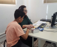 As ações do Projeto Criança e Adolescente Protegidos começaram em 20 municípios, garantindo a emissão da carteira de identidade a estudantes matriculados nas escolas públicas estaduais e municipais do Paraná. O projeto é desenvolvido pelo Governo do Paraná, por meio da Secretaria de Estado da Justiça, em parceria com o Tribunal de Justiça e secretarias de Estado. As ações serão feitas nas primeiras sextas-feiras de cada mês.