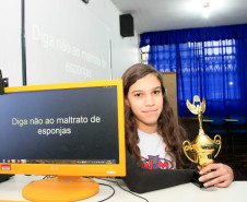 No Colégio Estadual Narciso Mendes, em Curitiba, as atividades resultaram no 1° Festival de Nanometragem. Foram produzidos 38 “nanofilmes”, curtas-metragens com duração de até 45 segundos, por 50 estudantes do 7° e 8° anos do ensino fundamental. Na foto a aluna Brigida Castilho.