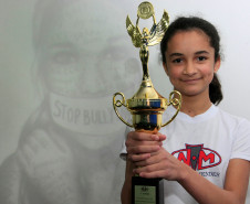 A estudante Kevelim Lawana da Silva, 13 anos, do 7° ano, produziu um documentário sobre as diferentes formas da prática do bullying. Segundo Kevelim, além de ter a oportunidade de usar novas tecnologias em sala de aula, o documentário também contribui para transmitir uma mensagem importante. “Muitas crianças sofrem por causa do bullying e por isso resolvi fazer o vídeo para mostrar que isso pode prejudicar as pessoas”, disse a estudante.