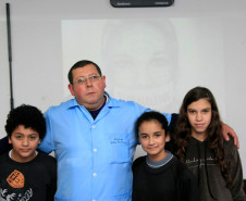 Secretaria de Estado da Educação do Paraná, Colégio Estadual Narciso Mendes no Xaxim, alunos produzem videos de 45 segundos, na foto o professor Edson Passos os alunos Wendel Streit e alunas Kevilin da Silva e Brigida Castilho. 06-06-16. Foto: Hedeson Alves