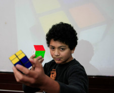 Wendel Streit, de 13 anos, do 8° ano, também aprovou a novidade. “Normalmente usamos apenas cadernos e lápis nas atividades, mas desta vez pudemos trabalhar com algo diferente, que envolveu internet e outras tecnologias”, contou Wendel, que produziu um “nanofilme” sobre a “magia” em volta do cubo mágico.