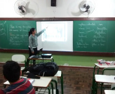 Em Londrina, no Norte do Estado, os estudantes que participam dos cursos do Centro de Línguas Estrangeiras e Modernas (Celem) no Colégio Estadual Benedita Rosa Rezende utilizaram aplicativos móveis para aulas de conversação e escrita em inglês. Cada estudante fez uma apresentação em inglês, conforme conteúdo previsto no curso.
