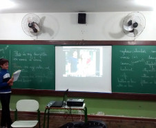 Em Londrina, no Norte do Estado, os estudantes que participam dos cursos do Centro de Línguas Estrangeiras e Modernas (Celem) no Colégio Estadual Benedita Rosa Rezende utilizaram aplicativos móveis para aulas de conversação e escrita em inglês. Cada estudante fez uma apresentação em inglês, conforme conteúdo previsto no curso.
