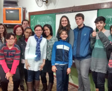 Em Londrina, no Norte do Estado, os estudantes que participam dos cursos do Centro de Línguas Estrangeiras e Modernas (Celem) no Colégio Estadual Benedita Rosa Rezende utilizaram aplicativos móveis para aulas de conversação e escrita em inglês. Cada estudante fez uma apresentação em inglês, conforme conteúdo previsto no curso.
