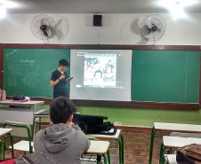 Em Londrina, no Norte do Estado, os estudantes que participam dos cursos do Centro de Línguas Estrangeiras e Modernas (Celem) no Colégio Estadual Benedita Rosa Rezende utilizaram aplicativos móveis para aulas de conversação e escrita em inglês. Cada estudante fez uma apresentação em inglês, conforme conteúdo previsto no curso.
